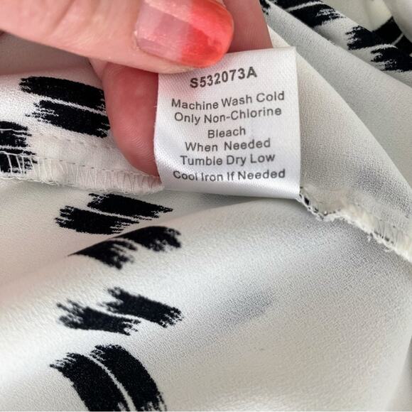 41 Hawthorn Wrap Sleeveless Blouse White and Black with Tie Medium - Picture 8 of 9